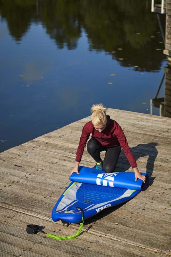 jobe-desna-sup-board-zusammen-falten-einpacken-verstauen-am-wasser-486419002