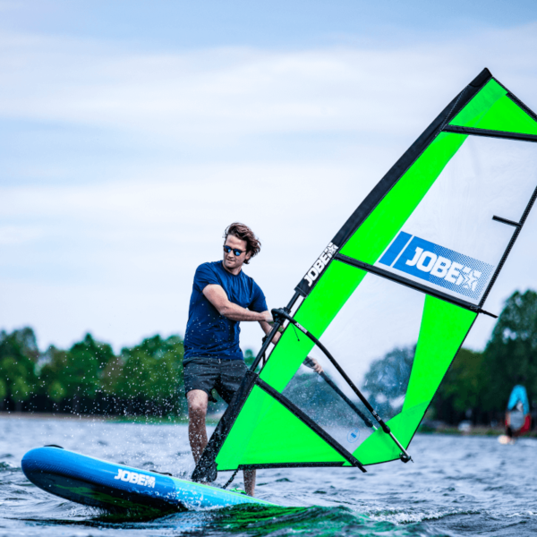 SUP & Windsurfen in einem: Mit dem optionalen Windsegel